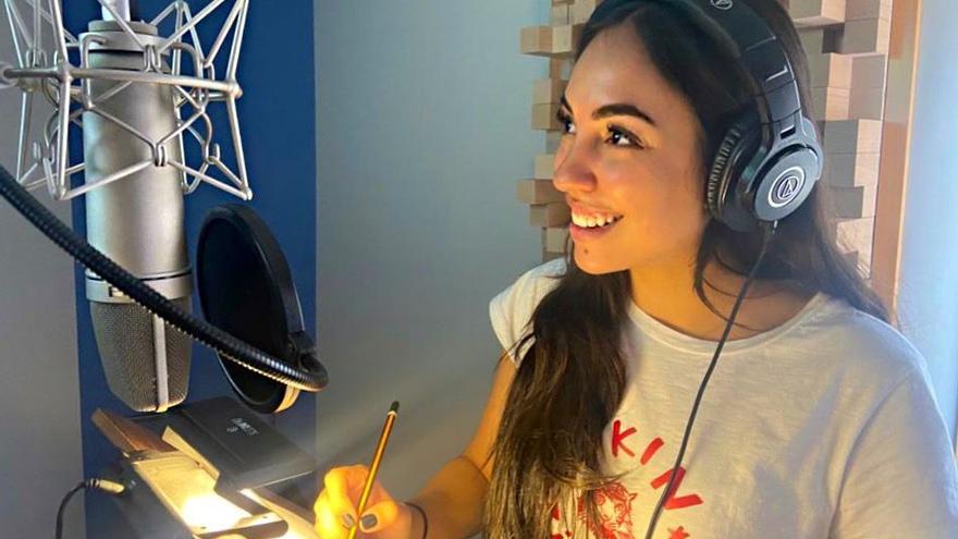 Jara Luna en el estudio de grabación.