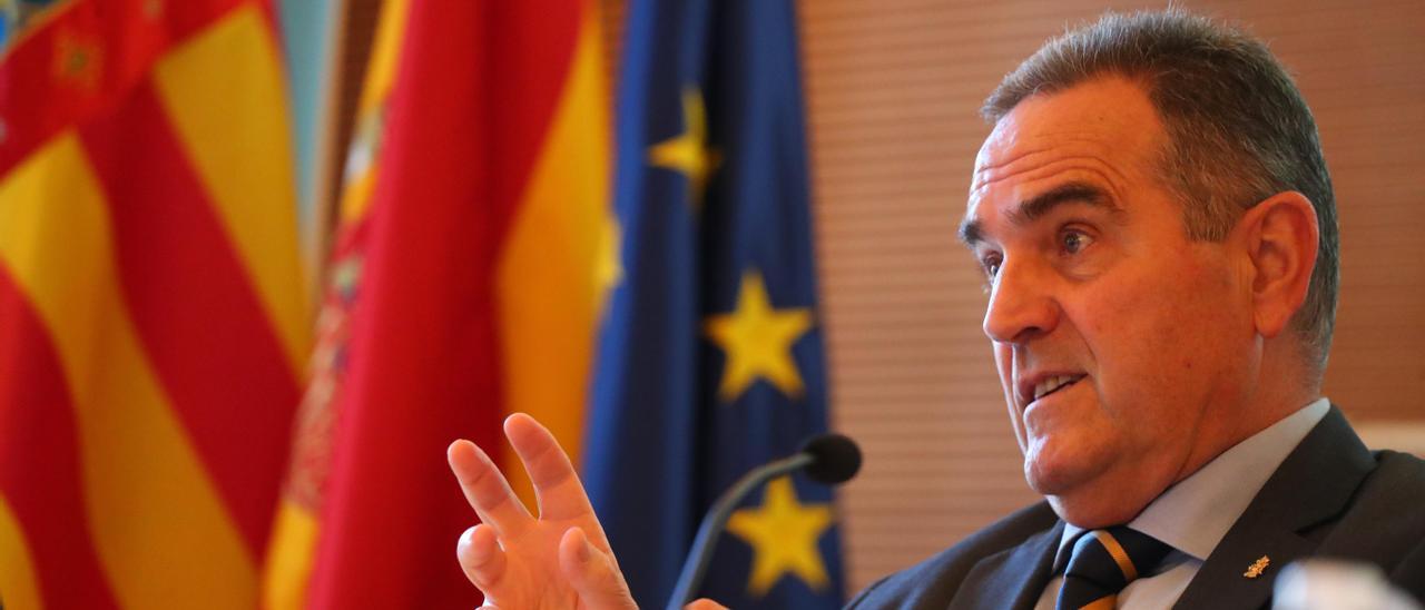 El Teniente General Gan Pampols durante su intervención en la Universidad Católica.