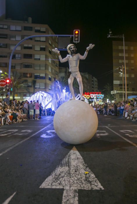 El desfile folclórico internacional de las Hogueras de Alicante llena de color las calles de la ciudad