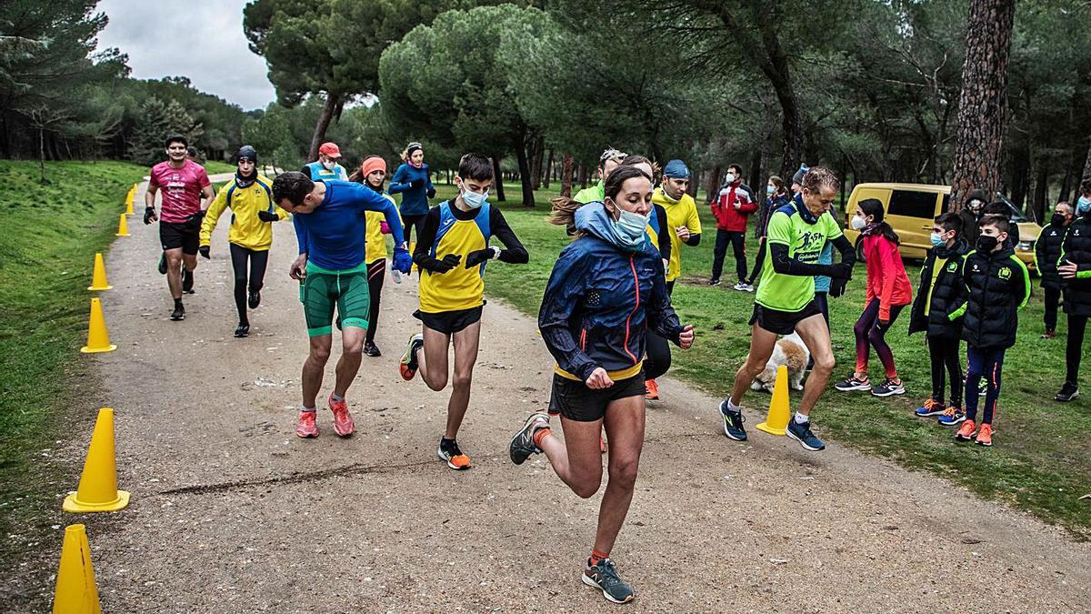 Alma de las Heras, al frente de la reducida participación de la carrera celebrada por el Club Atletismo Zamora. | N. R.