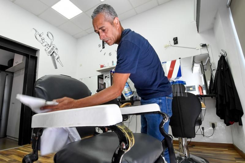 03-05-20  LAS PALMAS DE GRAN CANARIA. GENERAL BRAVO. LAS PALMAS DE GRAN CANARIA. Peluquería PEPE QUINTANA preparándose para reabrir.  Fotos: Juan Castro.  | 03/05/2020 | Fotógrafo: Juan Carlos Castro