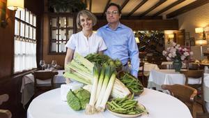 Alberto y Carmen González, del restaurante Izarra, con una selección de verduras de la huerta de Navarra.