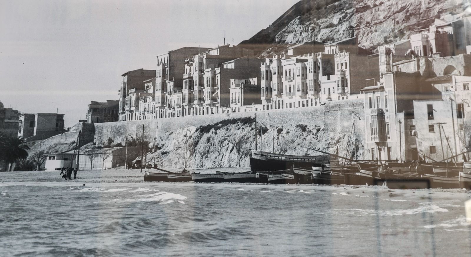 El Archivo Municipal recupera la historia de la playa del Postiguet