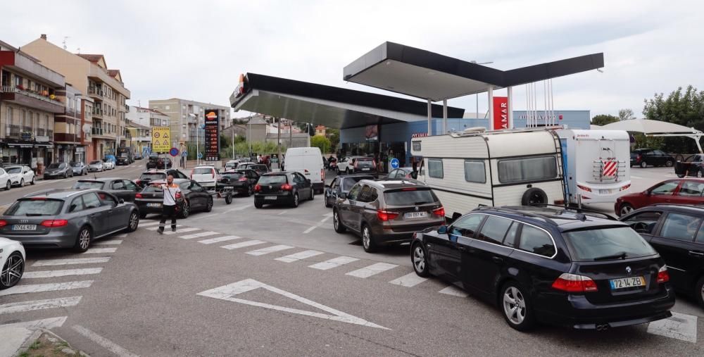 La falta de carburantes en Portugal deriva a cientos de coches a gasolineras gallegas