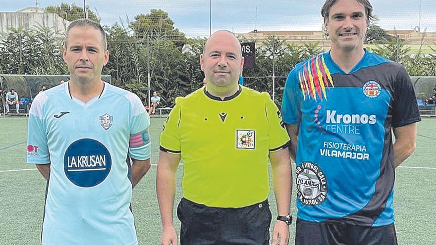 L&#039;àrbitre Chema Antolín, abans d&#039;un partit de veterans