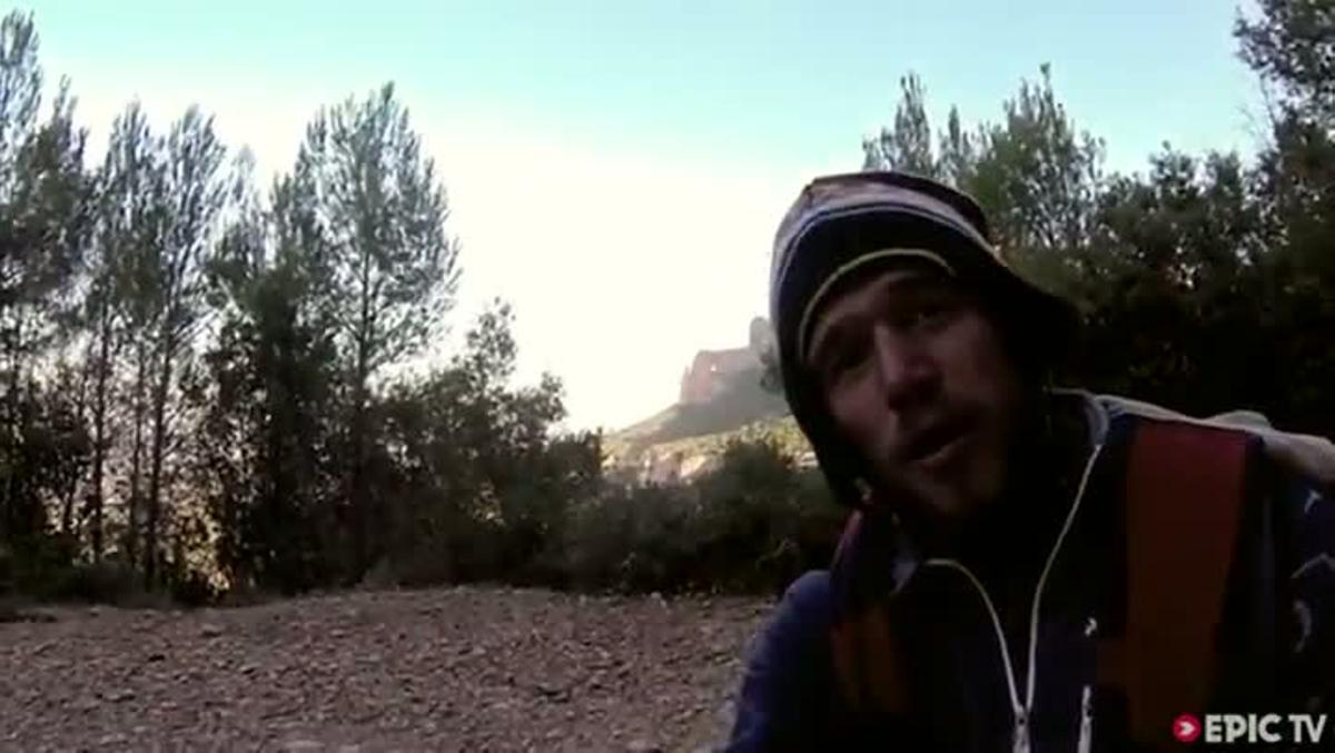 El paracaigudista noruec Alexander Polli travessa Montserrat per la roca Foradada practicant el ’wingsuit’, el mes d’abril passat.