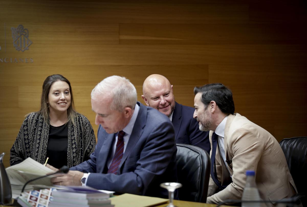 Los responsables de la Mesa de la Comisión de Hacienda, este miércoles.