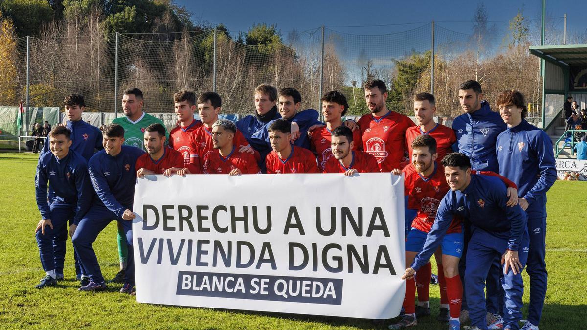 Los jugadores posando con la pancarta antes del inicio del partido, en el campo del Ceares.