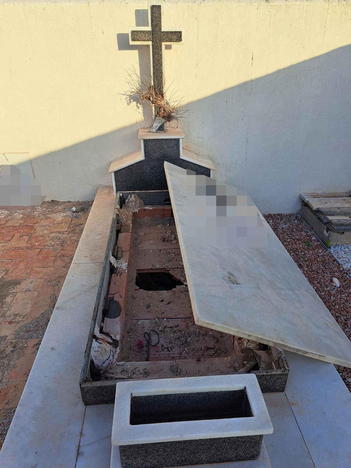 Lápidas levantadas y nichos destrozados por vandalismo en el cementerio de Tabarca