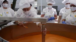 Más de 3.000 personas degustan el salmorejo más grande del mundo en Cañete de las Torres