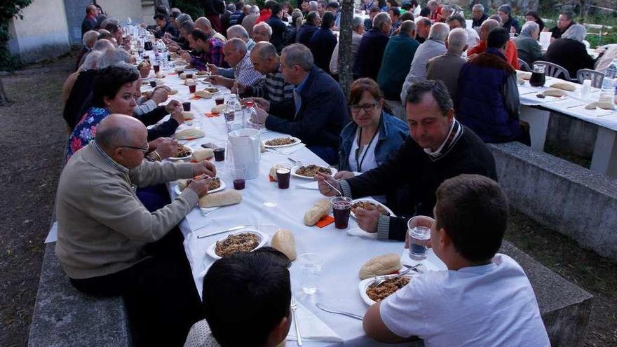 Degustación de la chanfaina de San Isidro, en la cita de hace dos años.