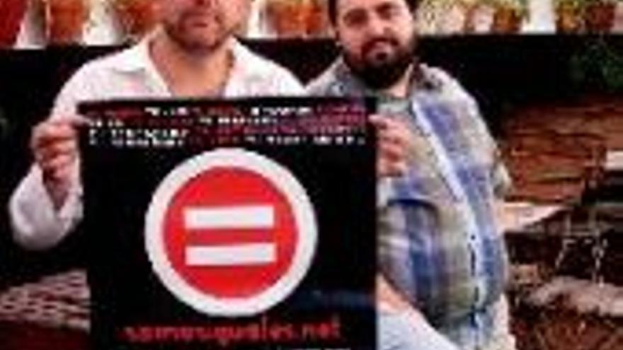 El colectivo gay pega carteles por su normalización