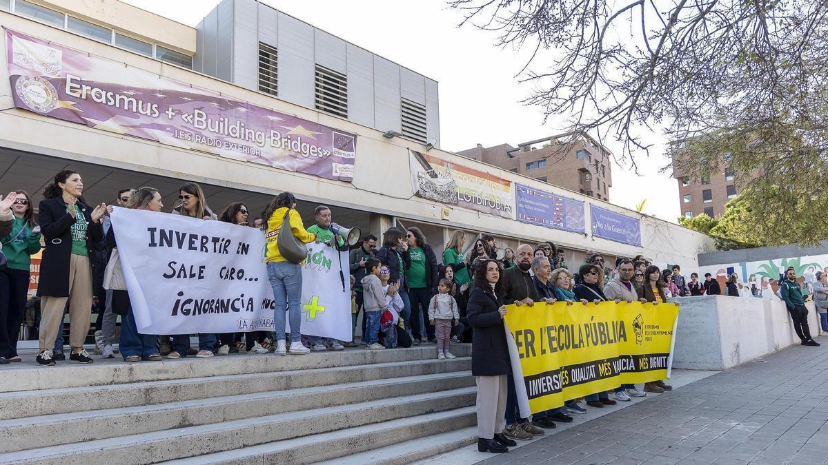 Los profesores de Alicante se movilizan frente a los centros para reclamar mejores condiciones laborales