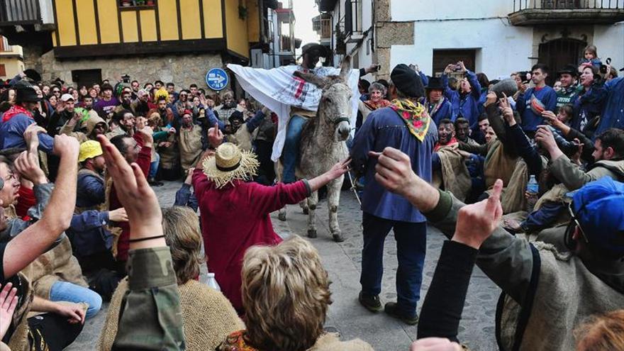 Los vecinos y comarcanos ajustician un año más al Peropalo y queman su cuerpo