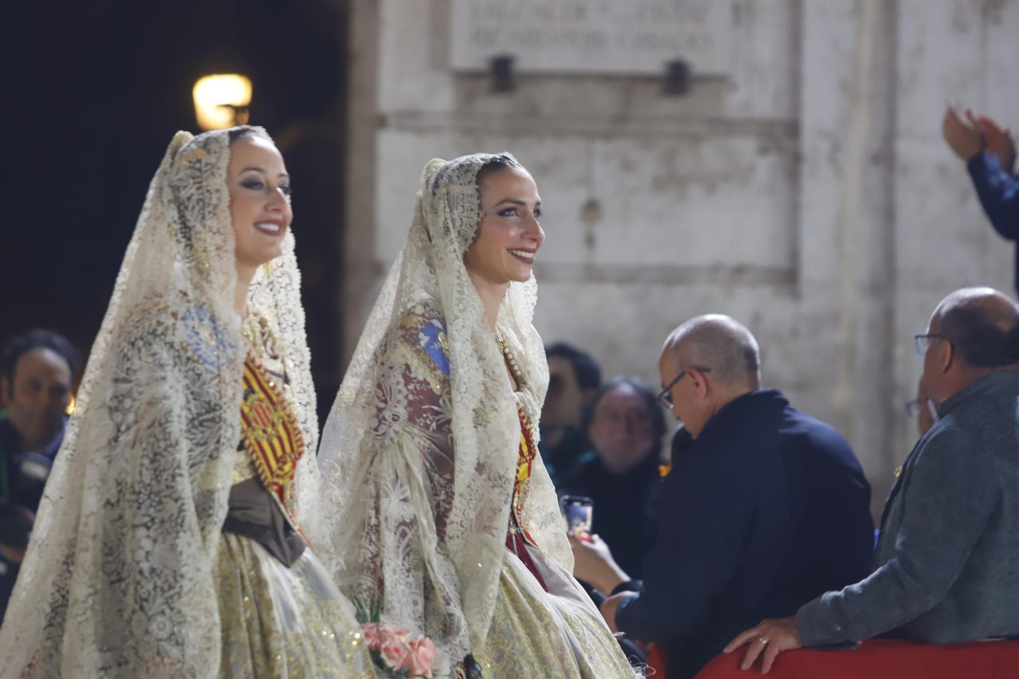 Laura Mengó y su corte coronan la ofrenda a la Virgen