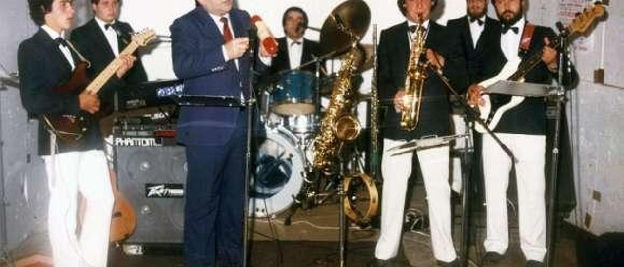 Juan Herrera, cantando junto a otros miembros de la orquesta Luar.