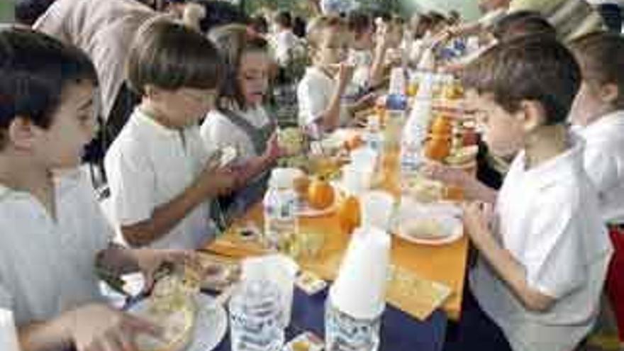 Varios niños durante un servicio de comedor en un centro escolar.