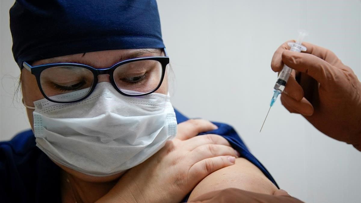 Una médico de un hospital regional ruso recibe una dosis de la vacuna Sputnik V en Tver, el 12 de octubre del 2020