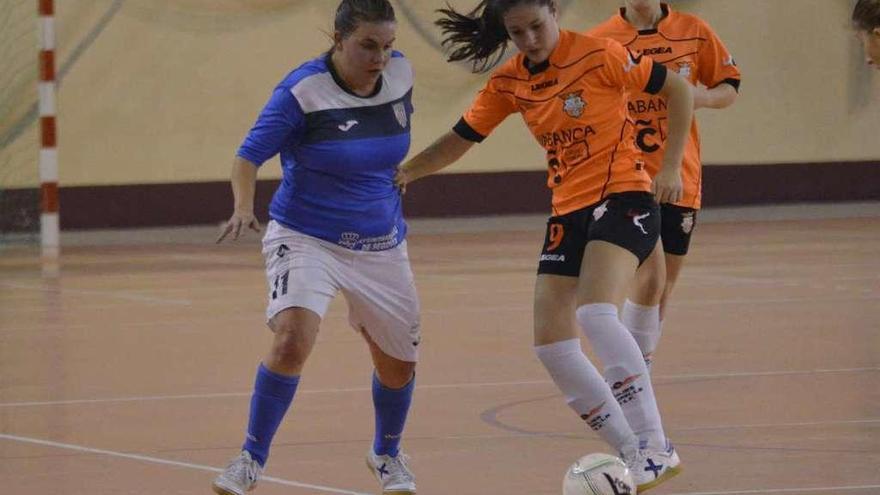 Martita controla el balón frente a una jugadora del Unami segoviano.