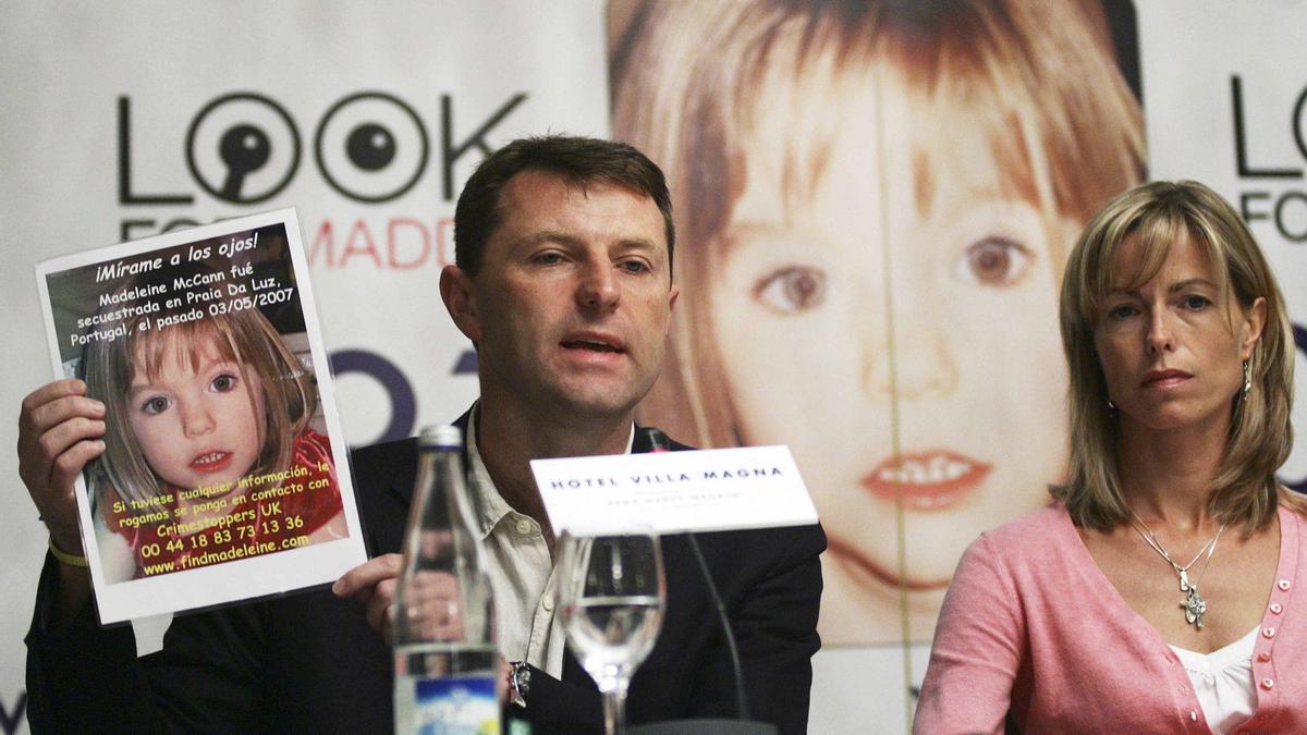 Los padres de Madeleine McCann en un hotel de Madrid denunciando su desaparición en 2007.