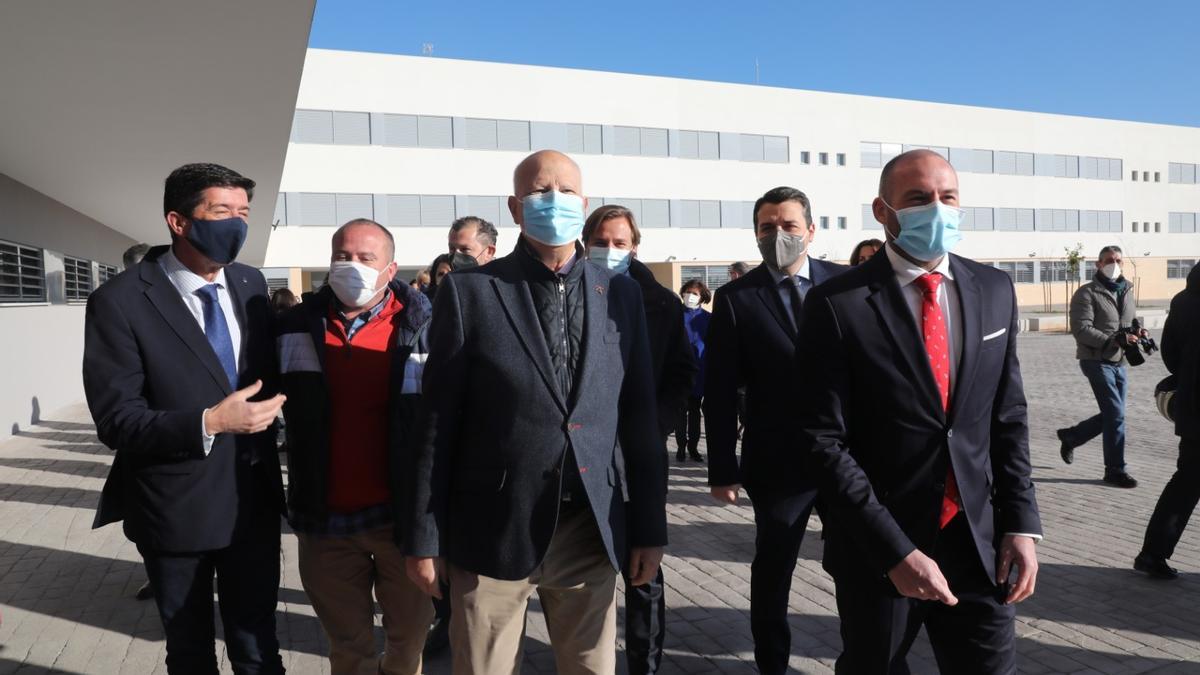 Imbroda, en el centro, en la visita al IES Miralbaida para su inauguración.