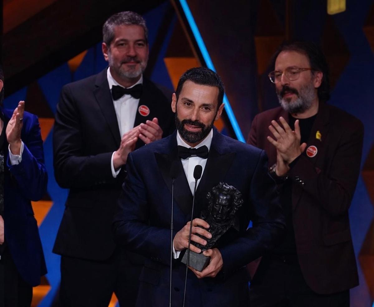 Carlo D'Ursi, durante su discurso en los Goya, respaldado por los productores Miguel Molina y Adán Aliaga