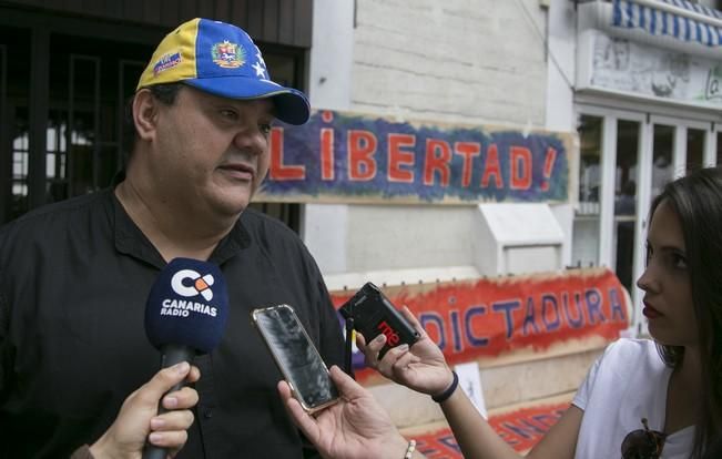 19/04/2017 MANIFESTACIONES  concentración de residentes venezolanos frente a la embajada de su pais para reclamar  elecciones libres