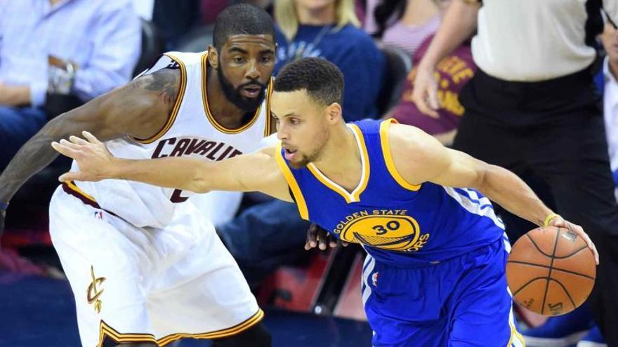 Curry, defendido por Irving en el cuarto partido de la final.