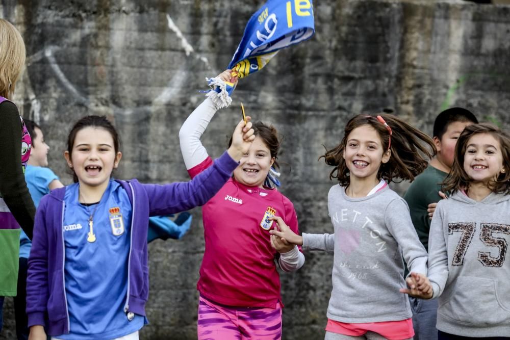 Visita de los jugadores del Real Oviedo, Toché y Héctor, al Colegio Buenavista I