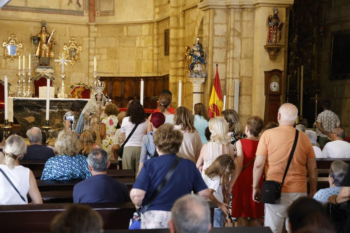 Cientos de fieles asisten al besamanos de la Virgen de los Remedios en la parroquia de San Lorenzo de Córdoba