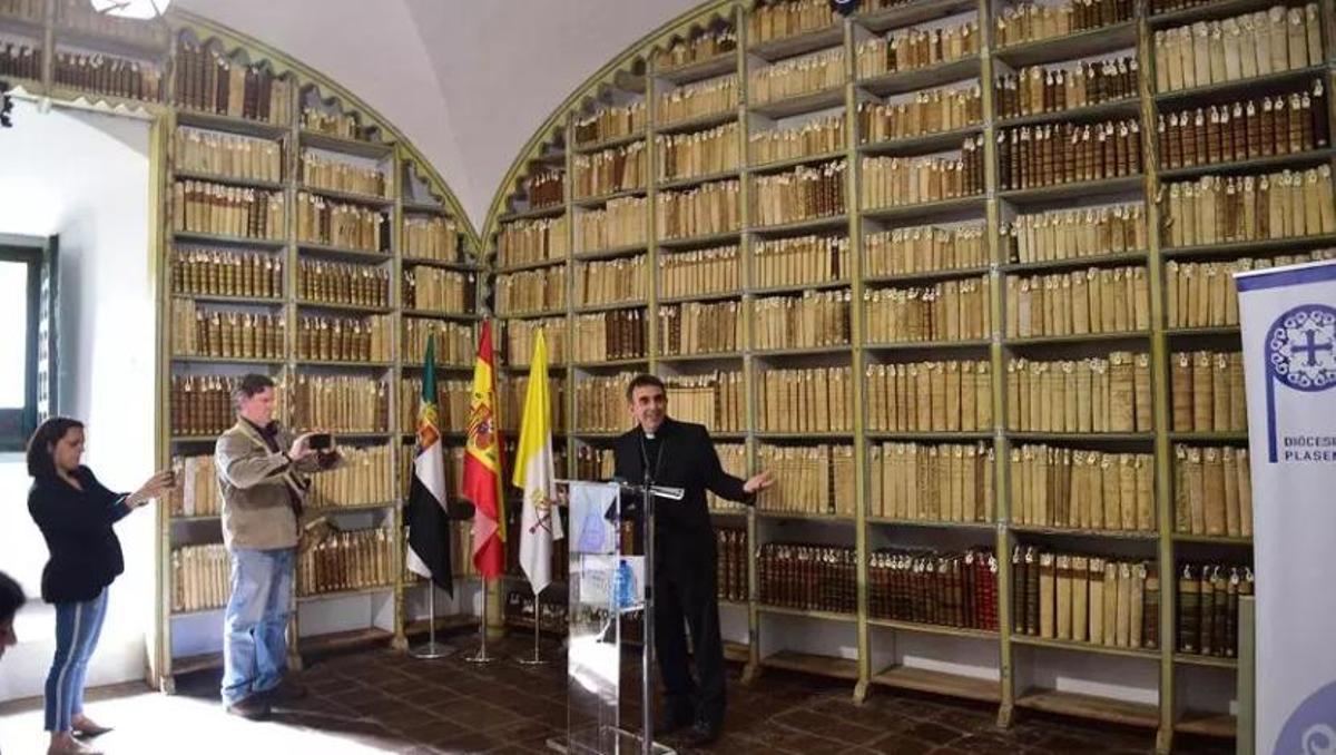 El obispo, en la presentación de la biblioteca de los Jesuitas del Obispado placentino