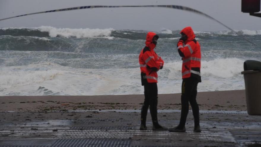 Fuerte oleaje en A Coruña durante un temporal.