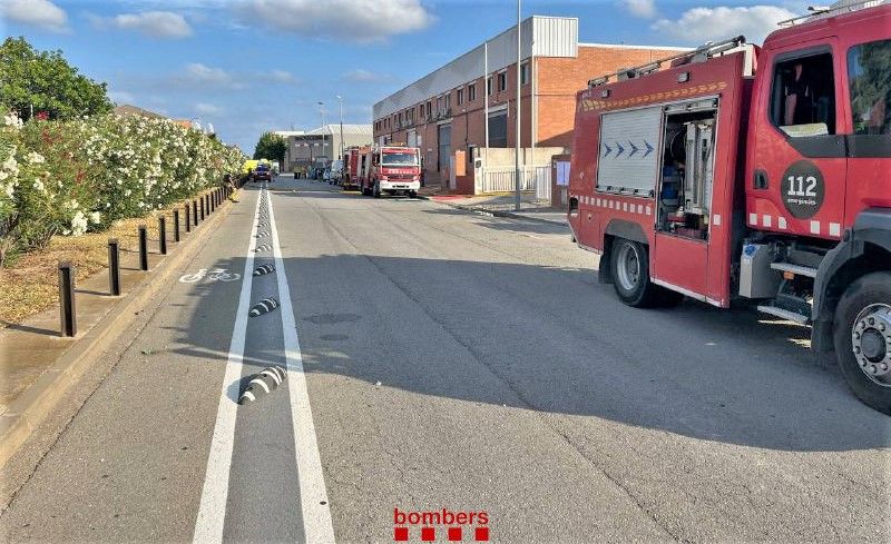 Los Bombers extinguen un incendio en una planta de productos cosméticos de Cornellà de Llobregat.