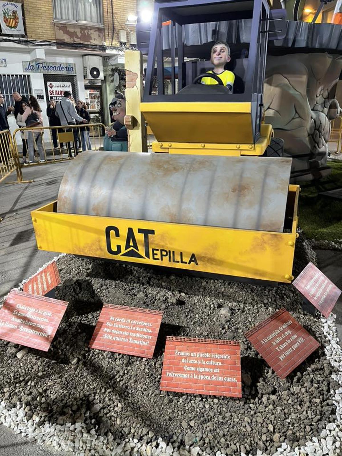 Uno de los ninots de la fallas Las Ventas que crítica las obras de Buñol.