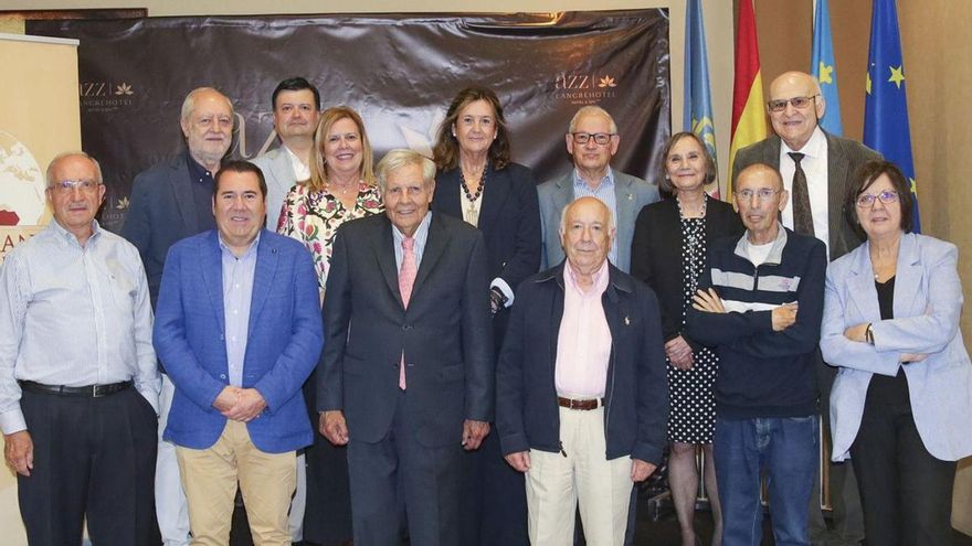 Los miembros del jurado, con su presidente, Yago Pico de Coaña, tercero por la izquierda en primera fila. | LNE