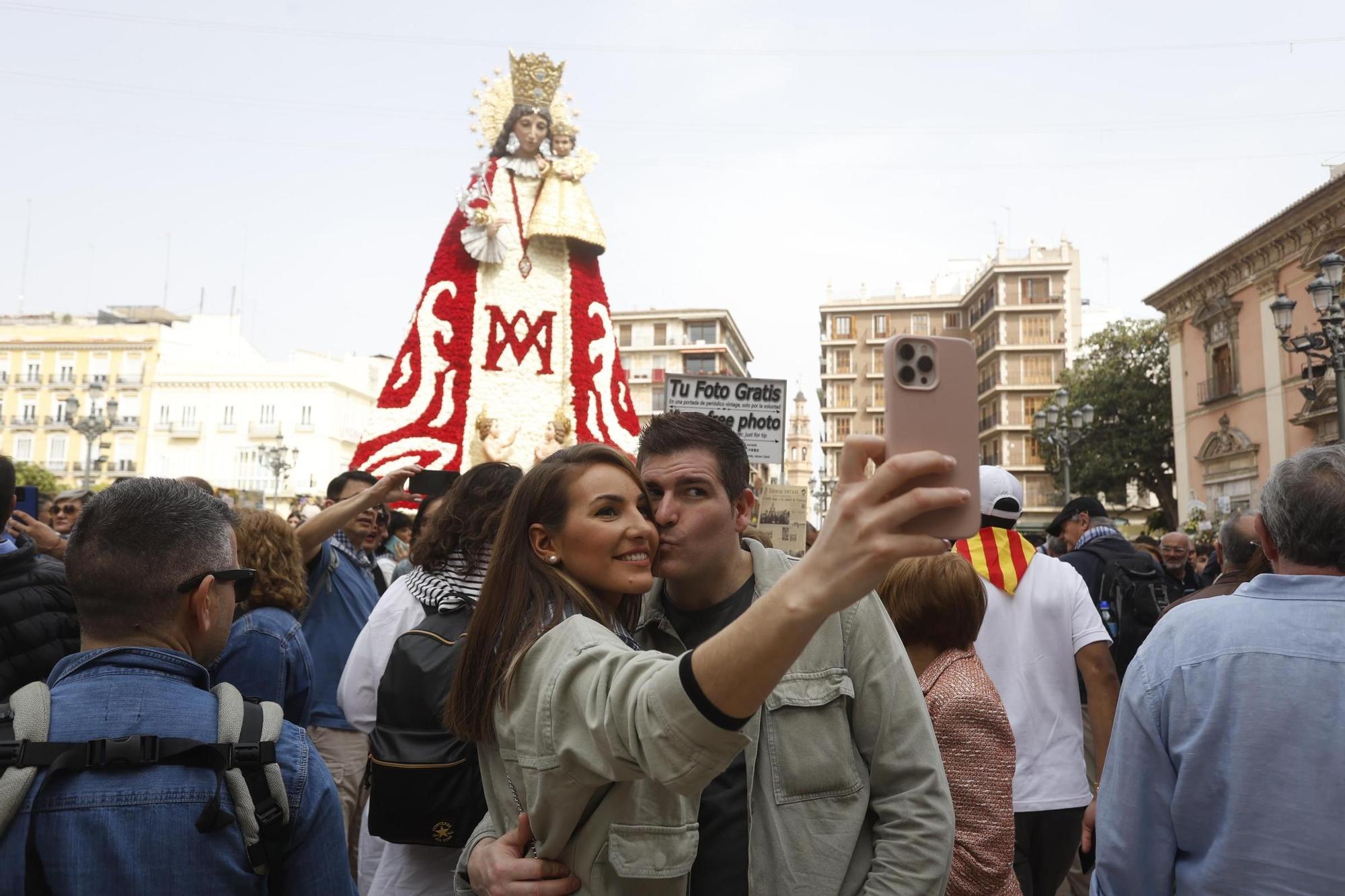 Cientos de personas acuden a ver el manto de la Virgen