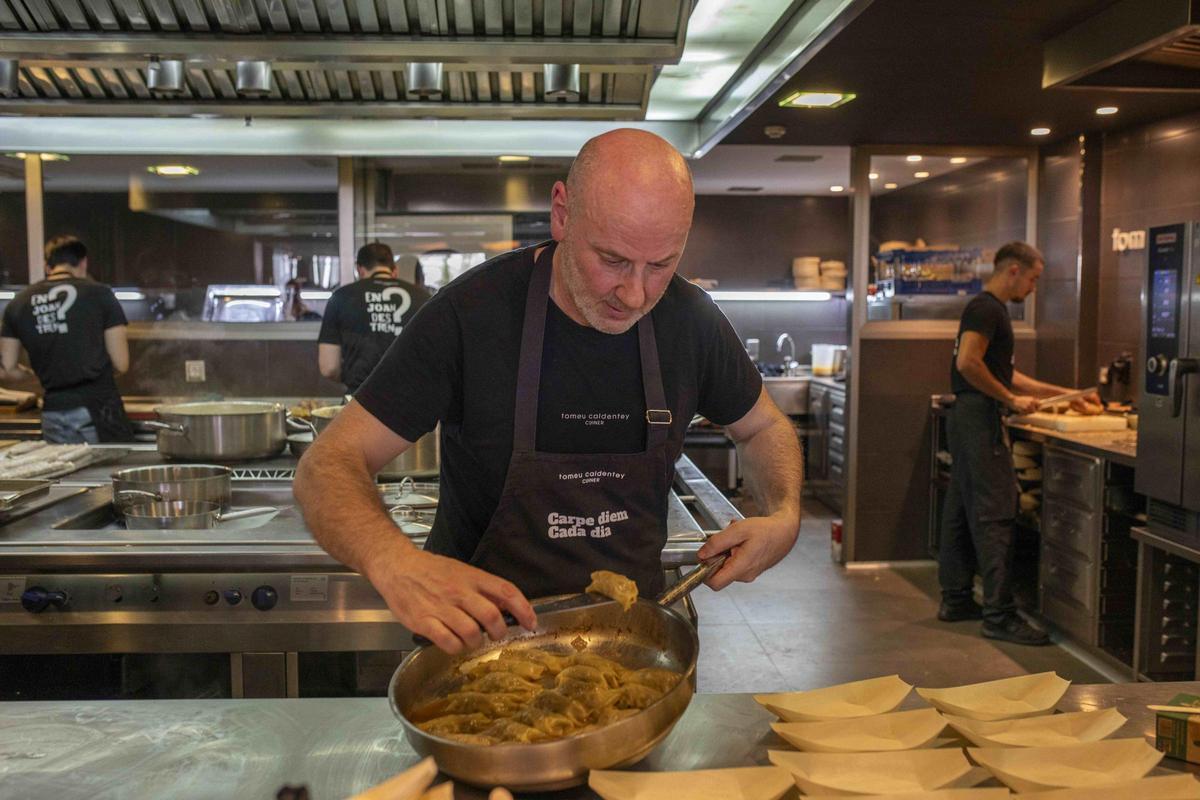 Tomeu Caldentey sirve su plato estrella.
