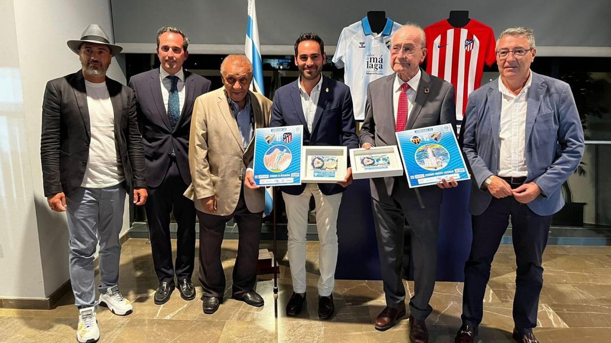 Representantes del Málaga CF entregan al Ayuntamiento la réplica del brazalete.