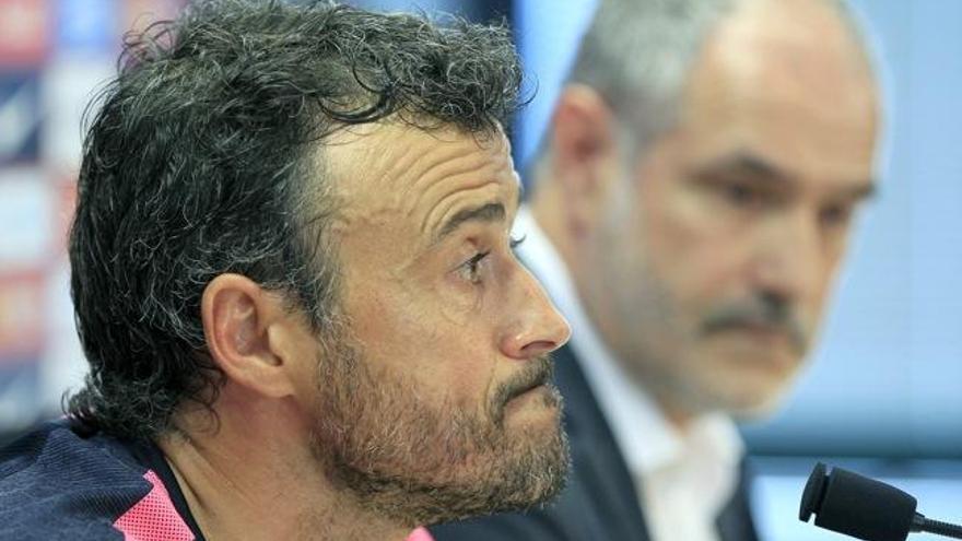 Luis Enrique va ser acompanyat per Andoni Zubizarreta (al fons) en la roda de premsa que va fer ahir