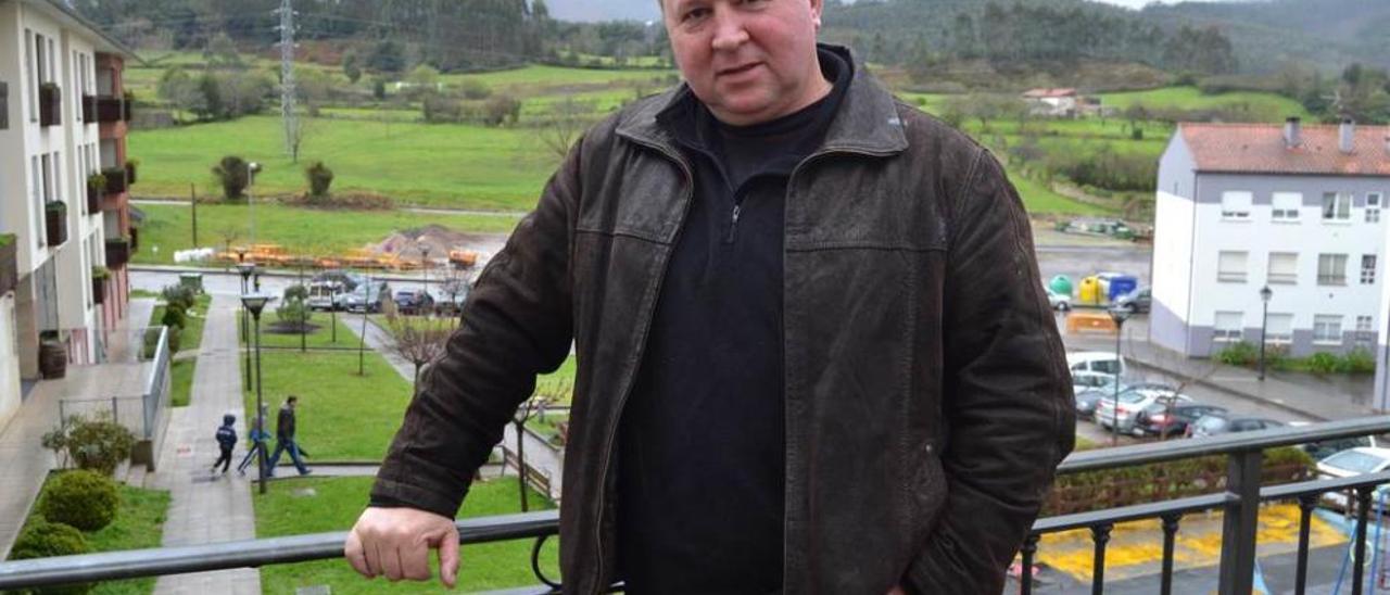 Manuel Roza, con la sierra del Sueve al fondo.