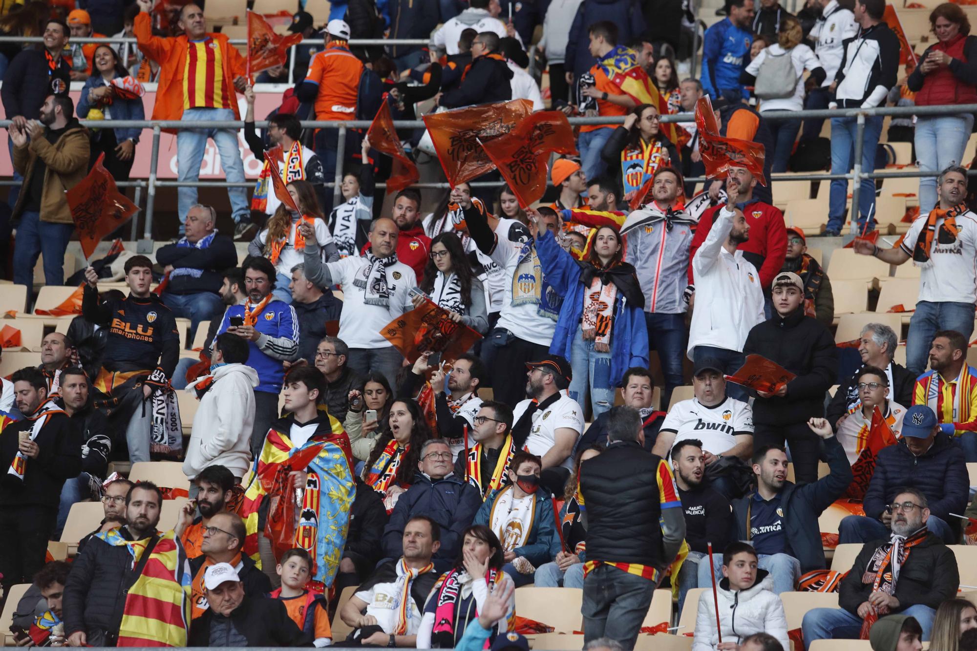 La afición valencianista llena de color el estadio de la Cartuja