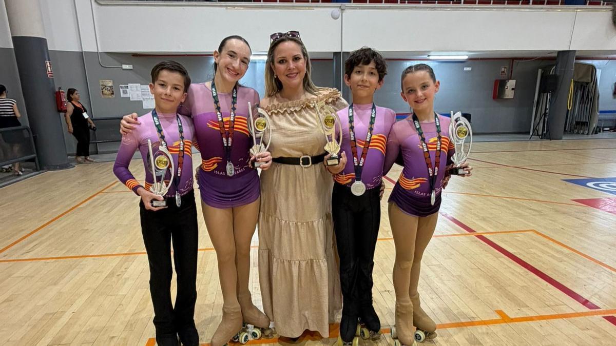 Los subcampeones posan con sus trofeos del Campeonato de España de danza