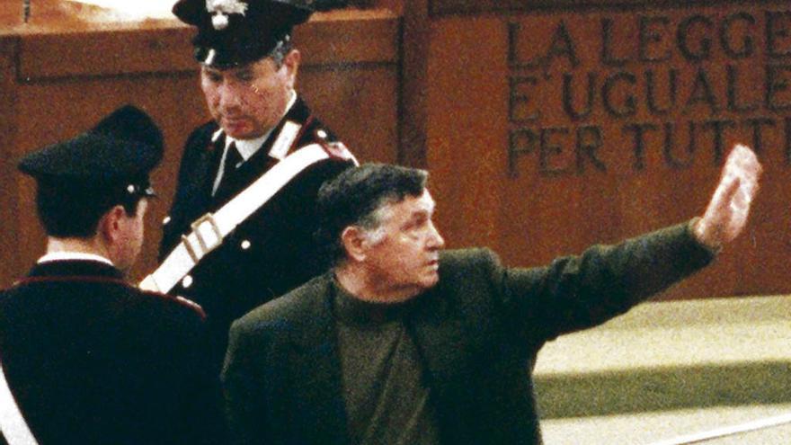 Fotografía de archivo del 28 de febrero de 1993 que muestra a Totó Riina (c.), en su primer juicio. // Efe