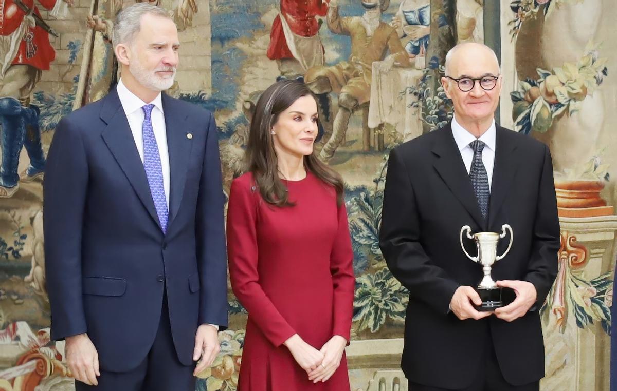 El doctor Ripoll recibe el premio acompañado de SS.MM. los Reyes Felipe y Letizia.