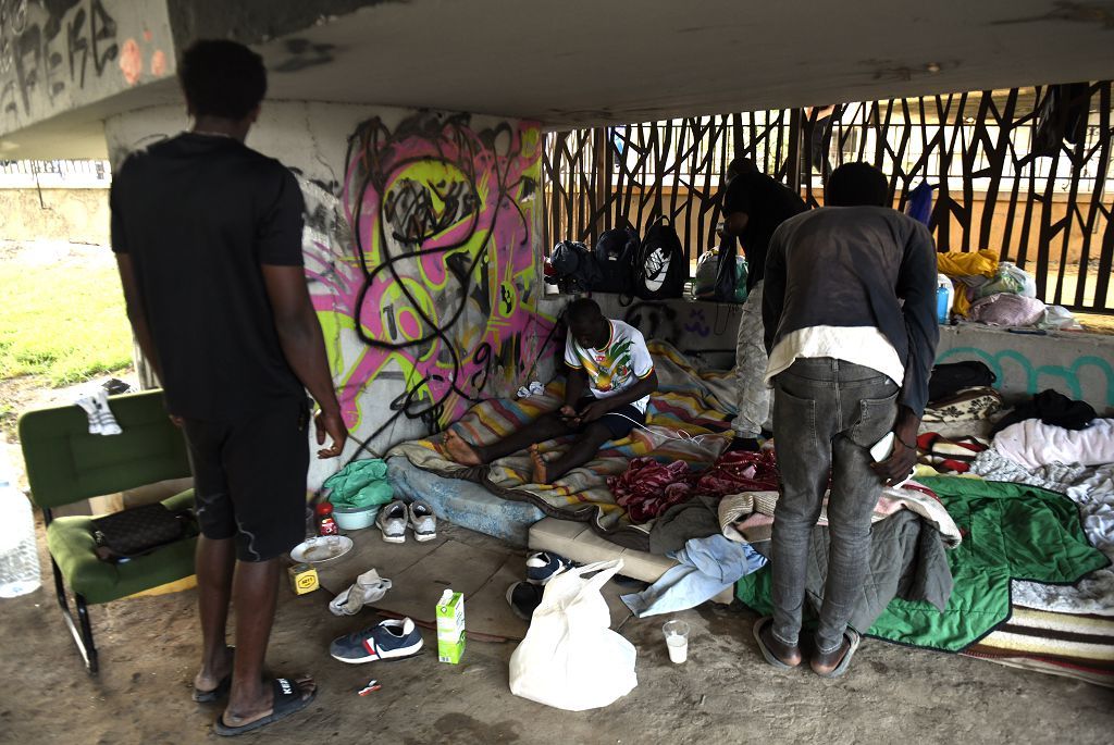 Así es la vida bajo el puente de la autovía de la A-30 en Murcia