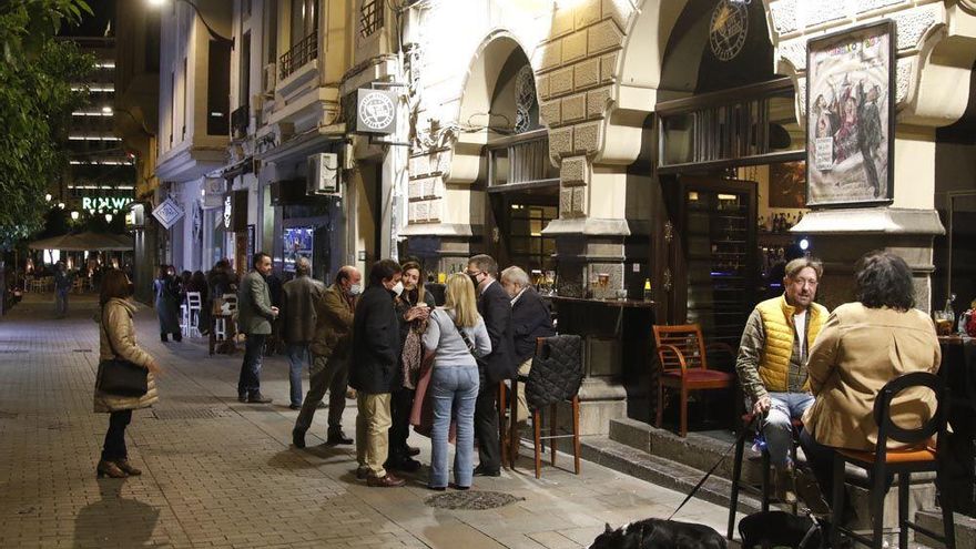 Clientes en un local de hostelería del Centro de Córdoba.