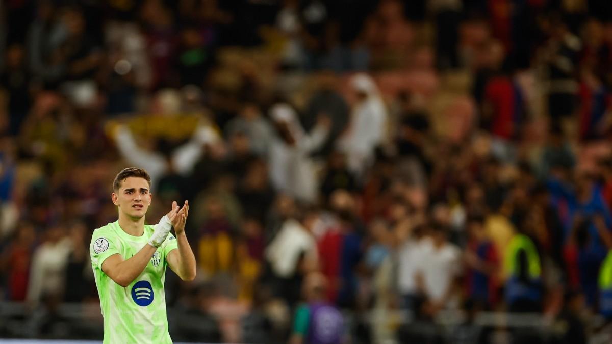 Gavi, saludando tras el partido