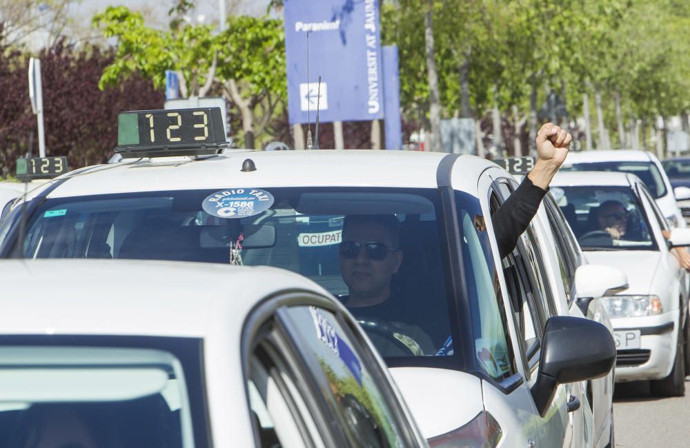 Protesta de los taxistas en Castelló contra Uber