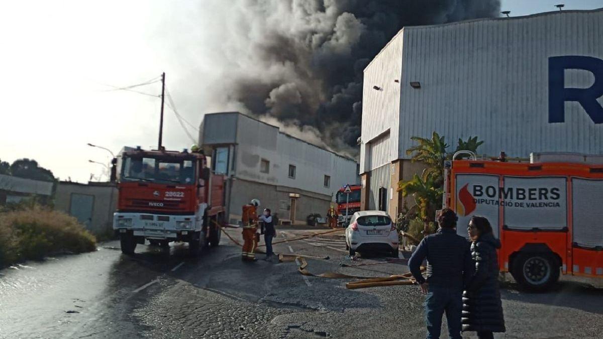 Incendio en una fábrica de químicos de Valencia.
