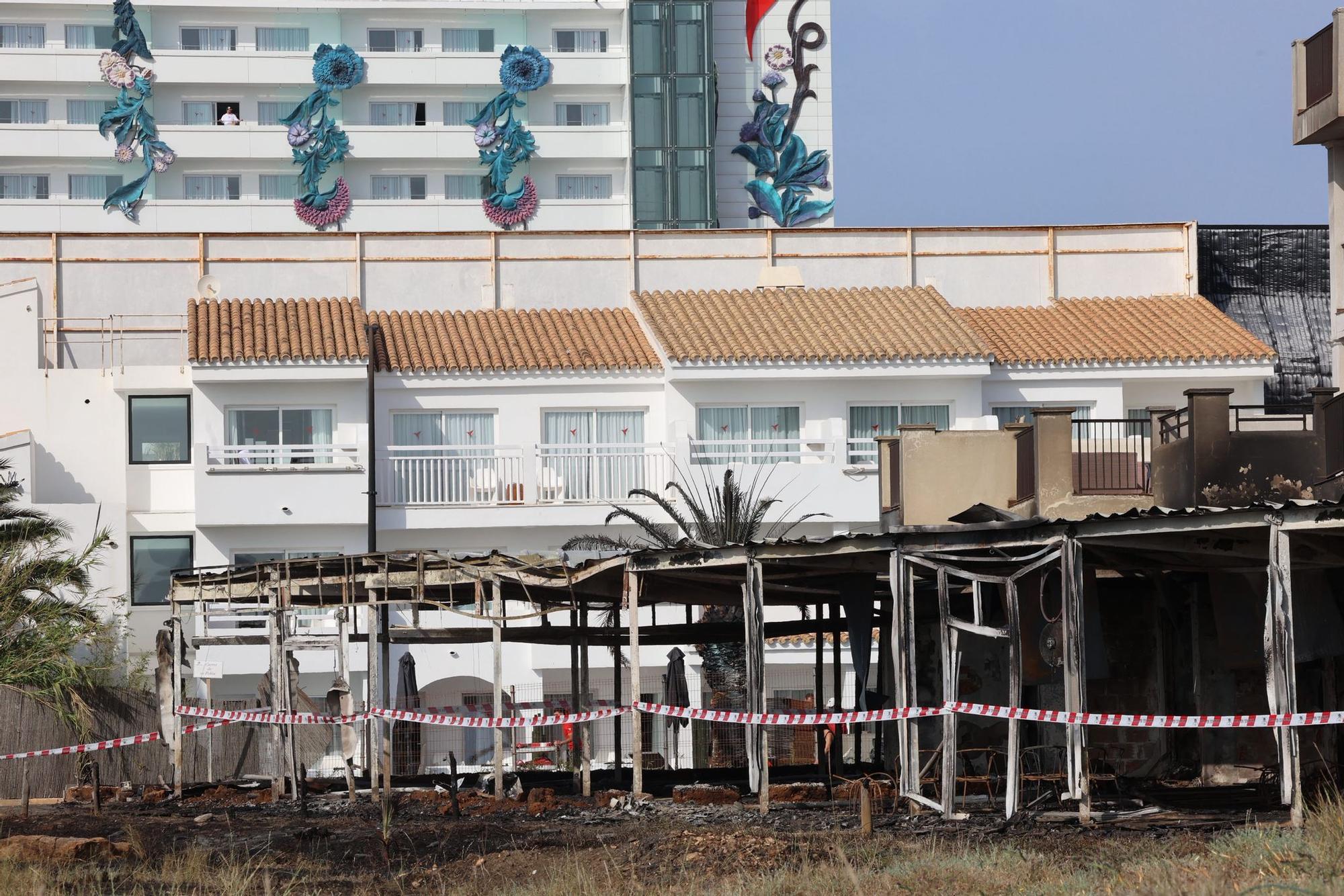 Todas las imágenes del devastador incendio en una zona de ocio de Ibiza